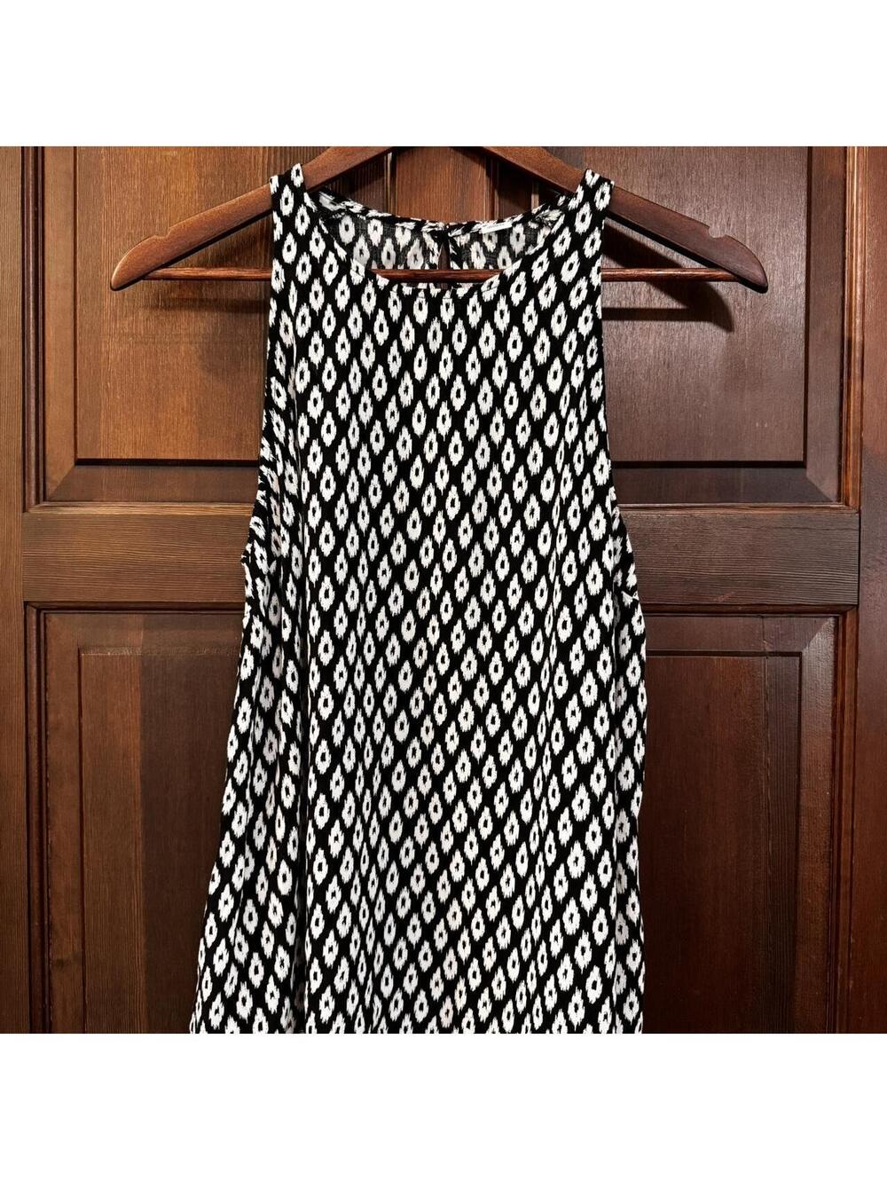 Old Navy women’s medium  Black and White Patterned tank to